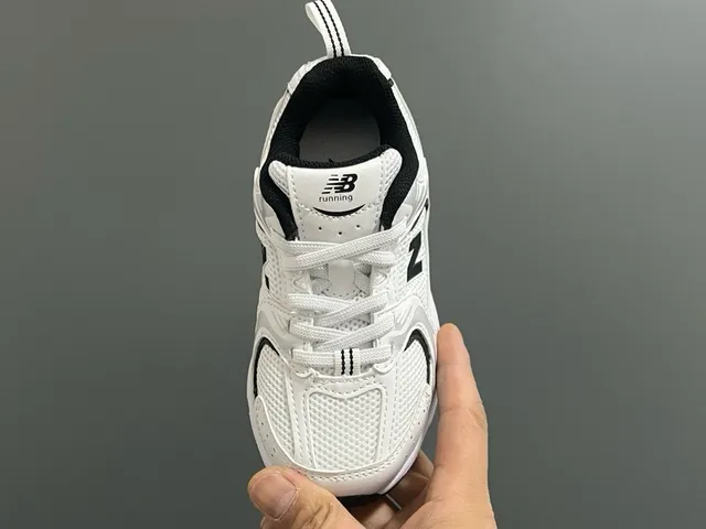 New Balance 530 Baskets roses et blancs chunky 22