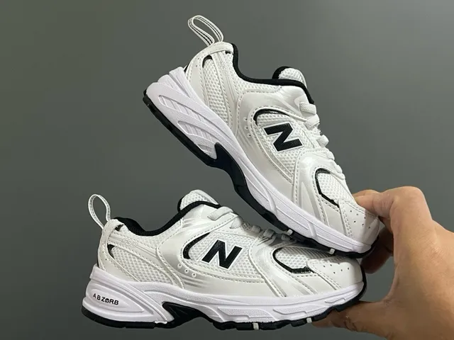New Balance 530 Baskets roses et blancs chunky 23