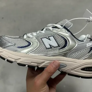 New Balance 530 Tênis Prata Metálico e Azul Marinho