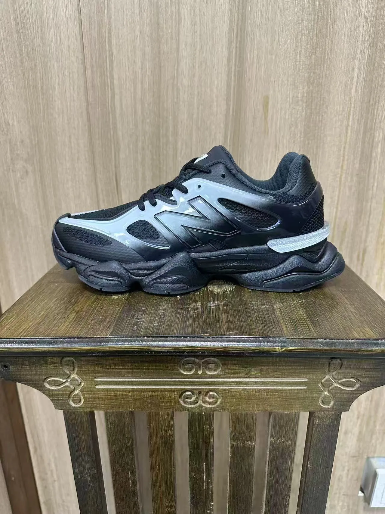 New Balance 9060 Black and Silver tênis com sola grossa 2