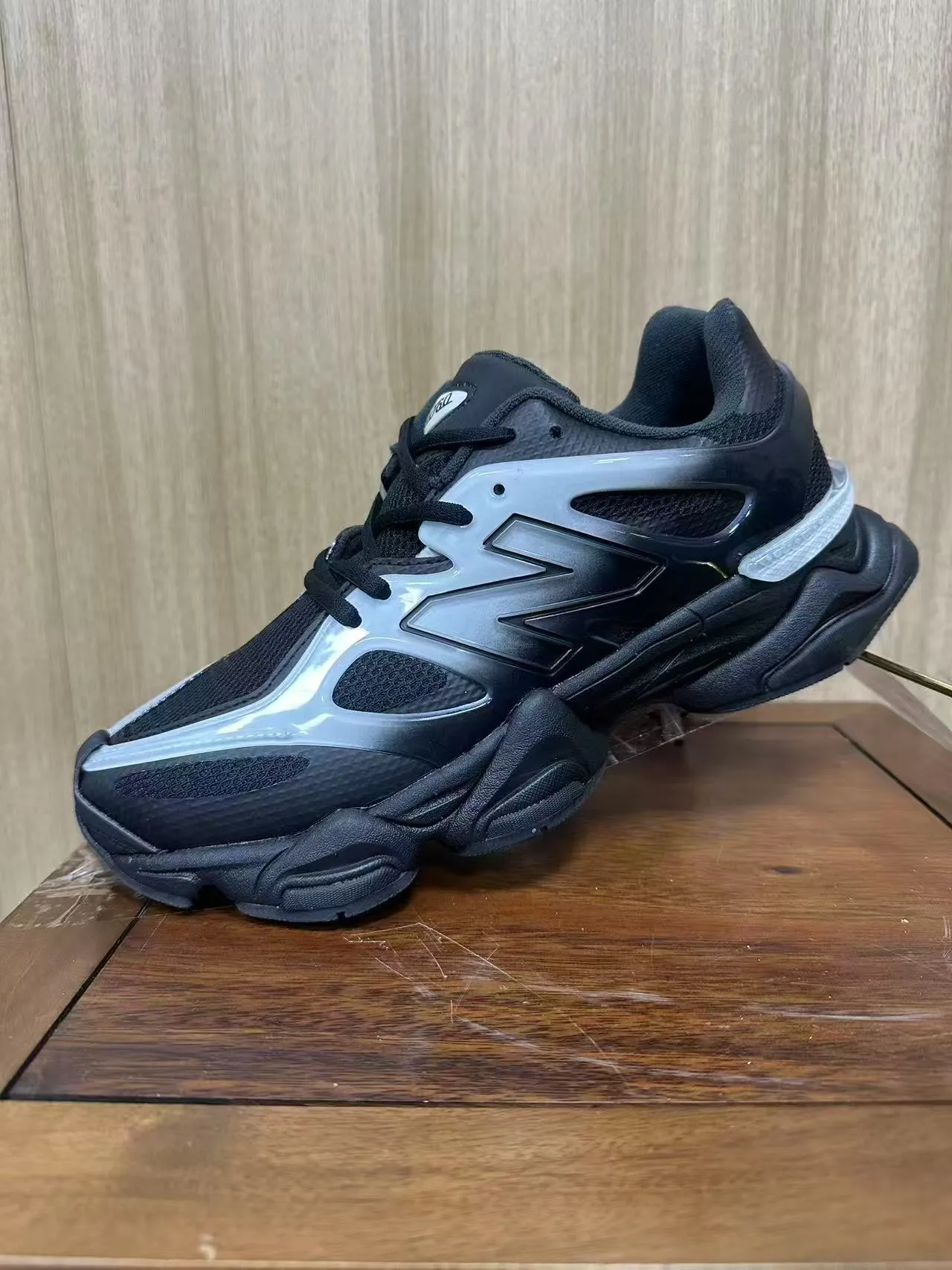 New Balance 9060 Black and Silver tênis com sola grossa 3