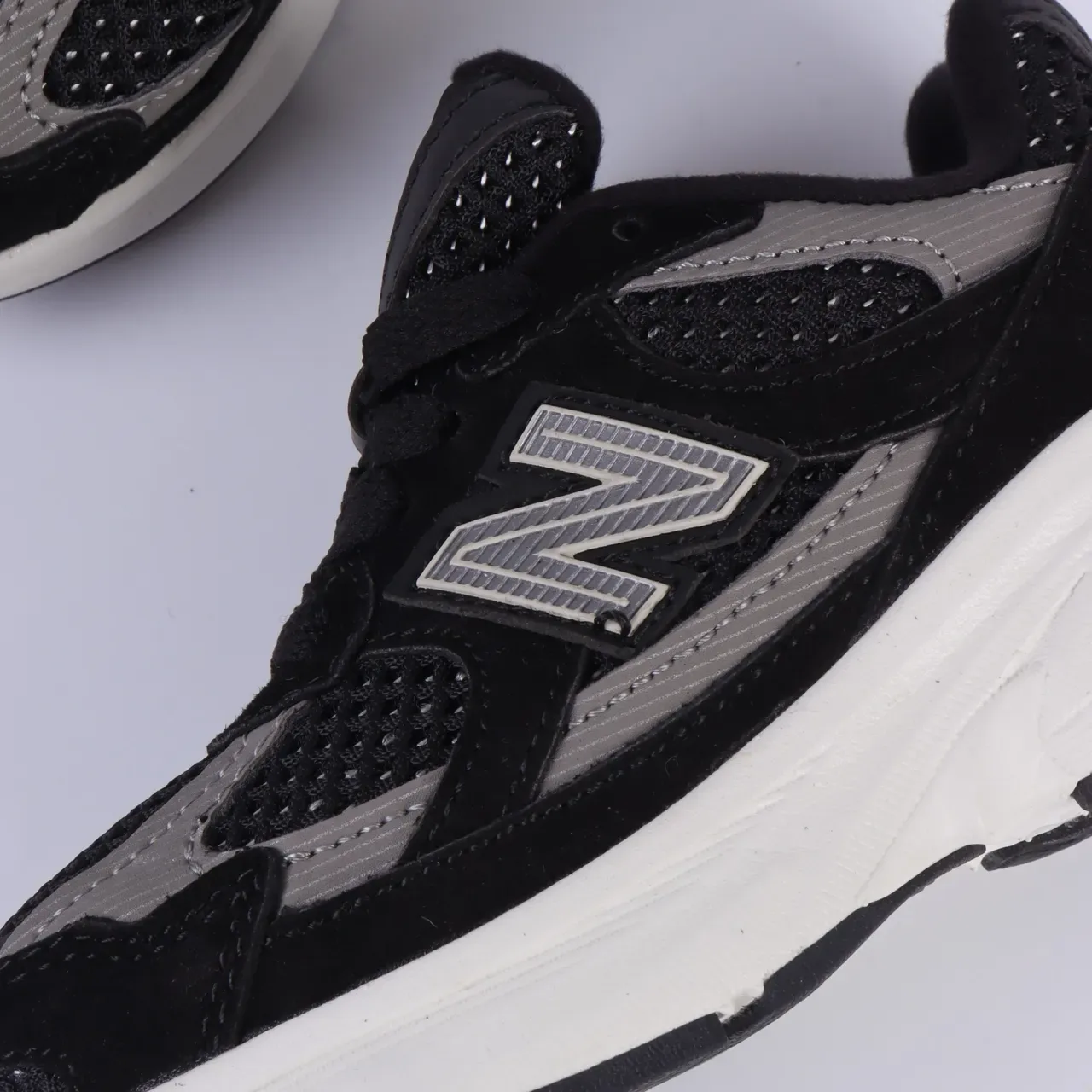 New Balance 9060 Tênis Lifestyle Preto e Branco 17