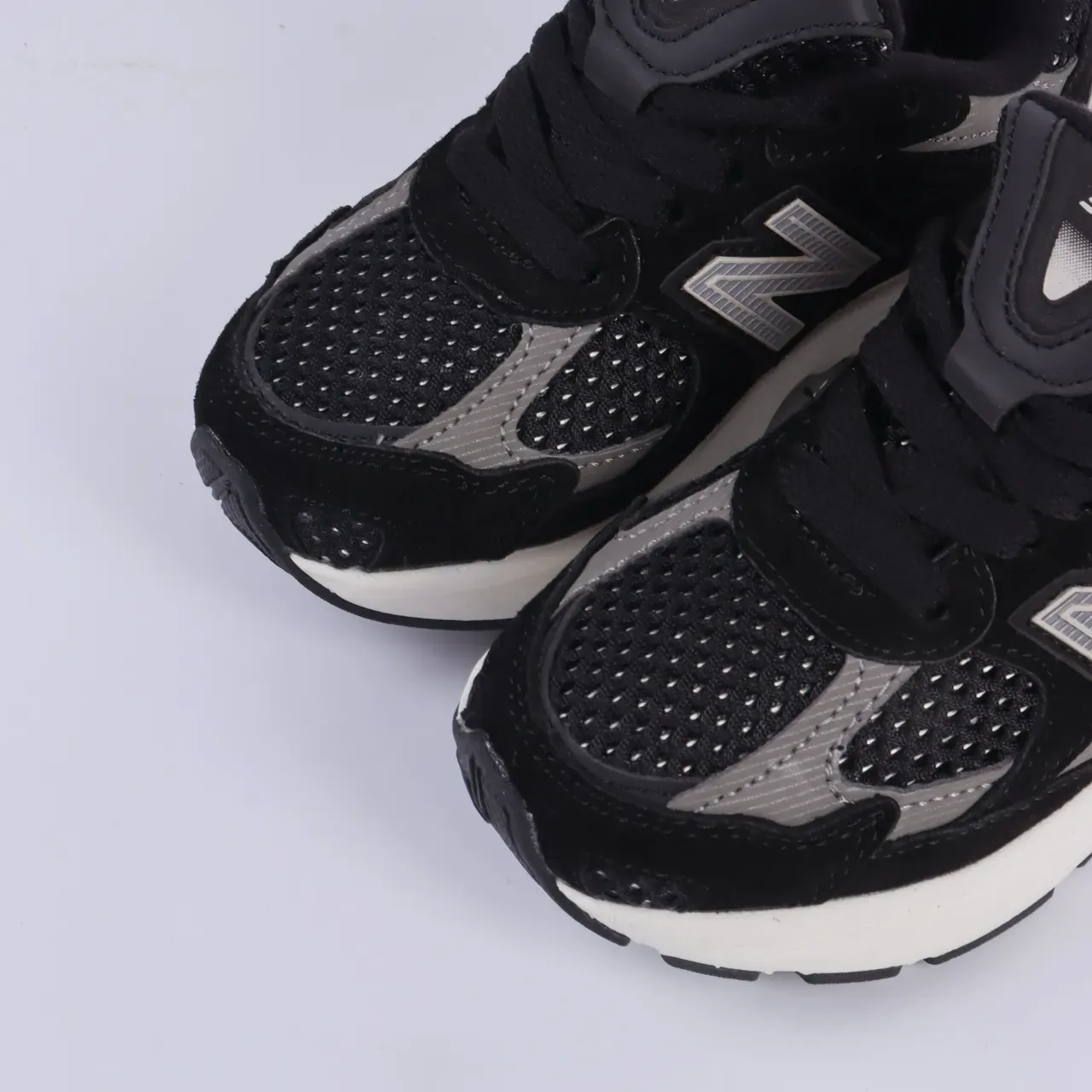 New Balance 9060 Tênis Lifestyle Preto e Branco 18