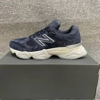 New Balance 9060 bleu marine et crème sneakers à semelle épaisse