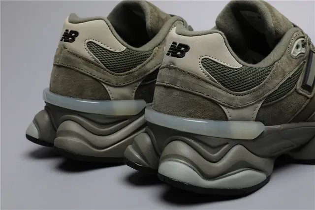 New Balance Verde Ejército Beige Chunky Suela media multicapa Parte superior mixta de ante y malla Zapatillas lifestyle 2