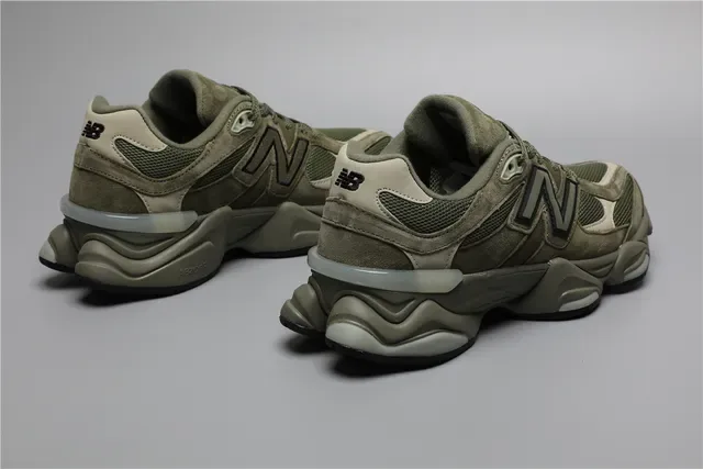 New Balance Verde Ejército Beige Chunky Suela media multicapa Parte superior mixta de ante y malla Zapatillas lifestyle 3