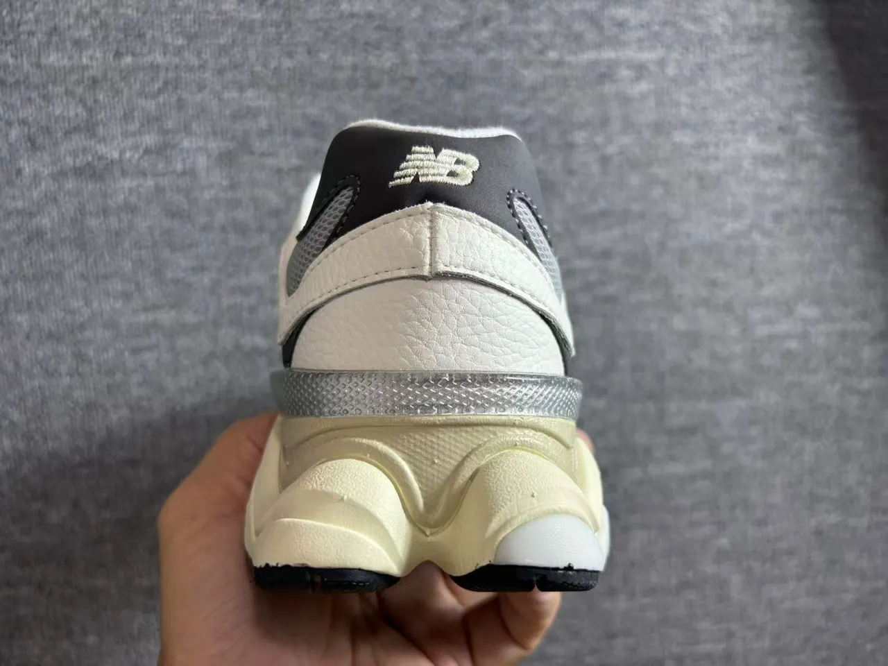 نيو بالانس حذاء رياضي سميك بلون بيج وجري، وسط ميدسول، جزء علوي مختلط من الجلد والشبك 2