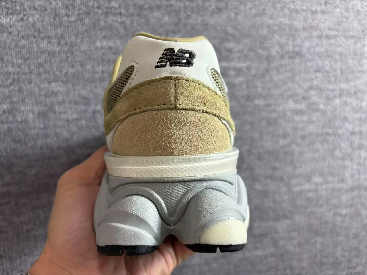 New Balance Chaussures chunky beige et vert avec midsole daim et maille 2