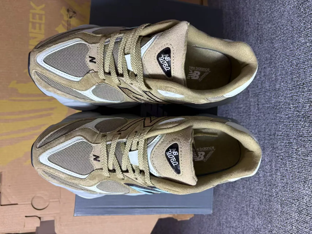 New Balance Chaussures chunky beige et vert avec midsole daim et maille 3