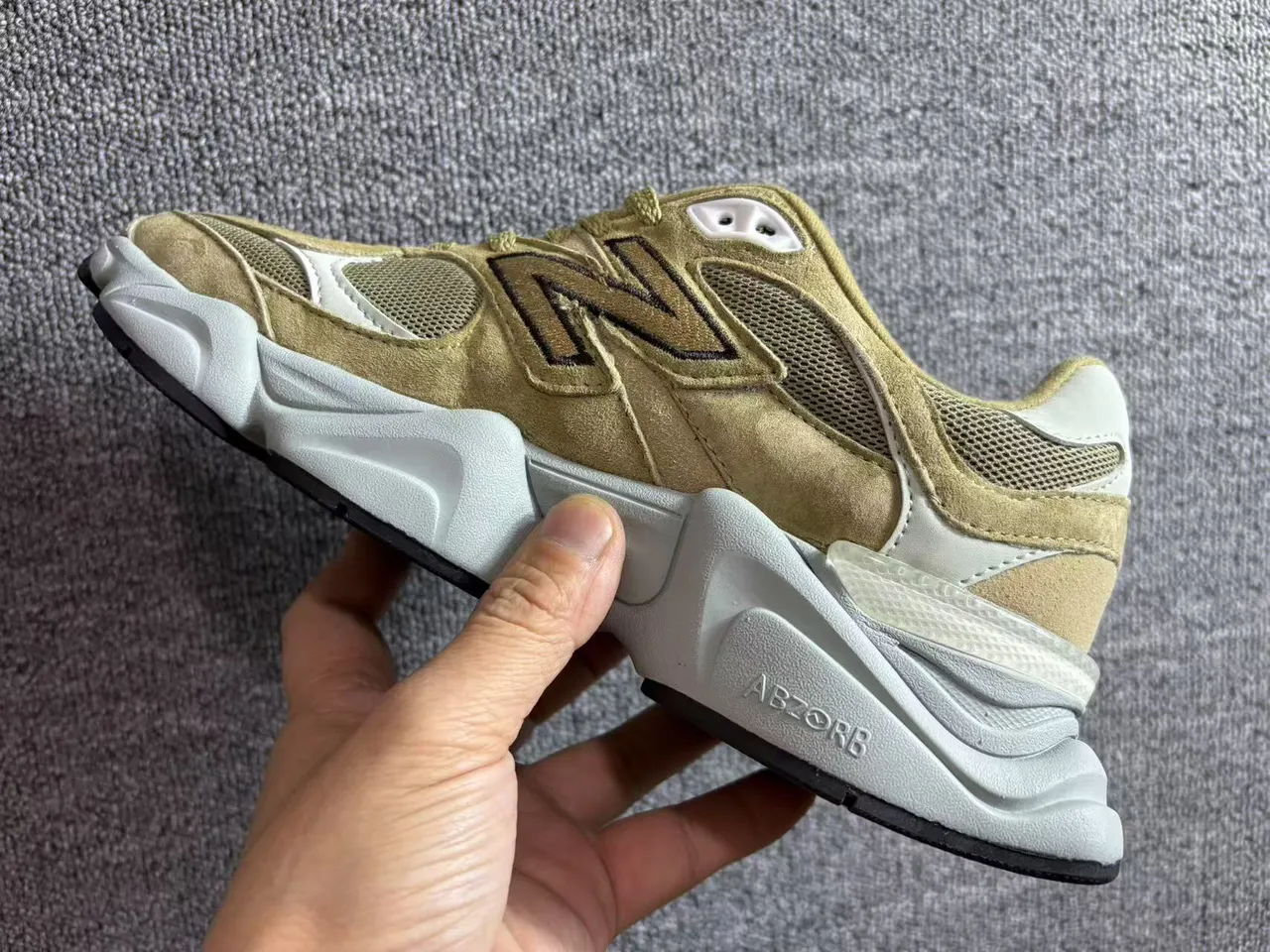 New Balance Chaussures chunky beige et vert avec midsole daim et maille 4