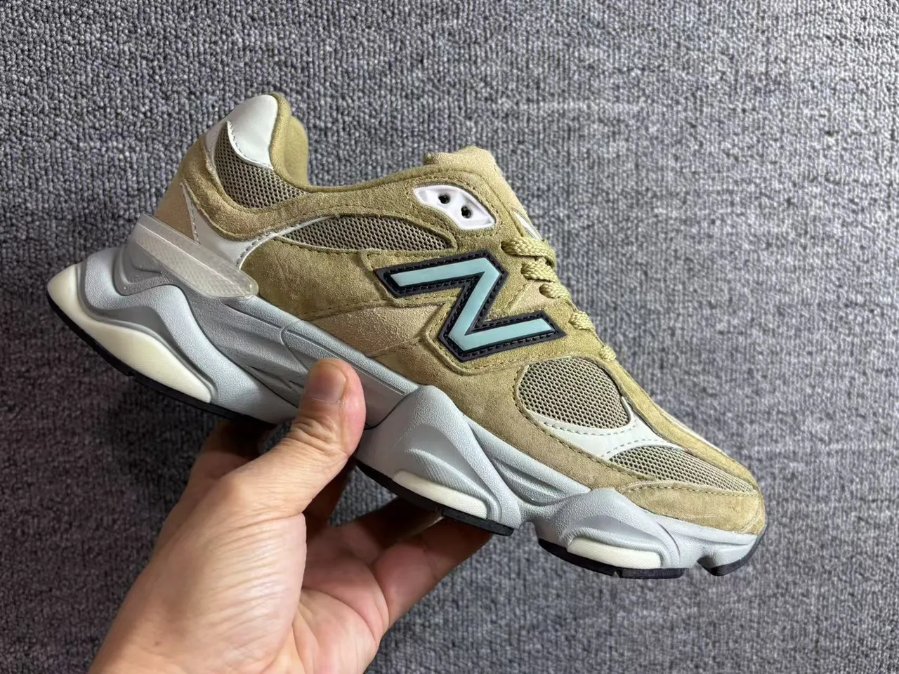 New Balance Chaussures chunky beige et vert avec midsole daim et maille 5