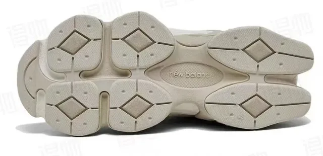 New Balance Beige Sneakers Chunky Suela Médiane Haut en Matériaux Mixtes 2