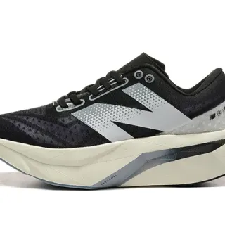 New Balance Noir Gris Supérieure En Maille Ingénierée Géométrique Bande Argent N Chaussures De Course