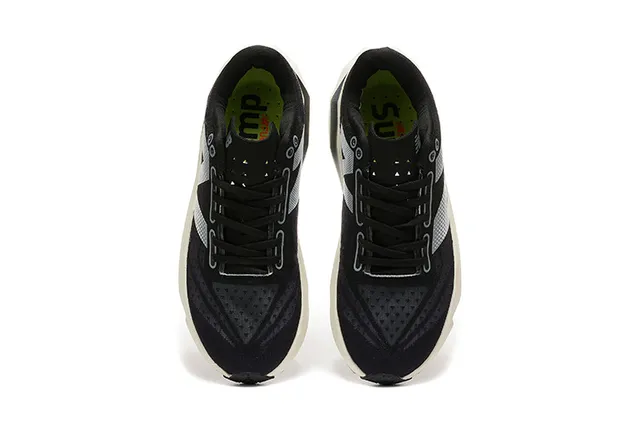 New Balance Noir Gris Supérieure En Maille Ingénierée Géométrique Bande Argent N Chaussures De Course 2