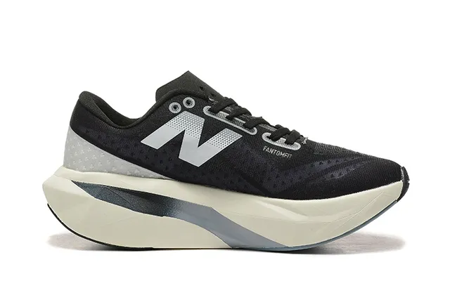 New Balance Noir Gris Supérieure En Maille Ingénierée Géométrique Bande Argent N Chaussures De Course 6
