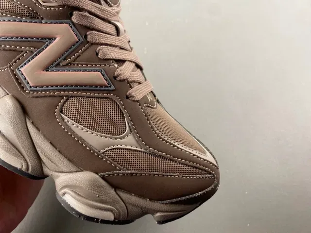 New Balance Tênis Chunky Marrom e Bege com Sola Multi-Camadas e Upper de Material Misto 2