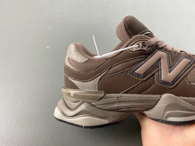 New Balance Tênis Chunky Marrom e Bege com Sola Multi-Camadas e Upper de Material Misto 3