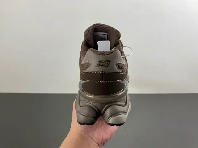 New Balance Tênis Chunky Marrom e Bege com Sola Multi-Camadas e Upper de Material Misto 4