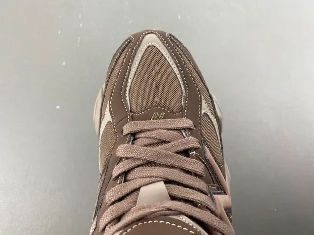 New Balance Tênis Chunky Marrom e Bege com Sola Multi-Camadas e Upper de Material Misto 5