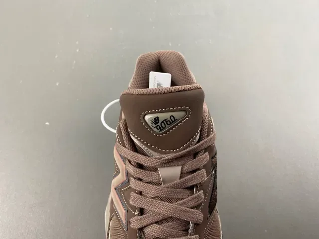 New Balance Tênis Chunky Marrom e Bege com Sola Multi-Camadas e Upper de Material Misto 6