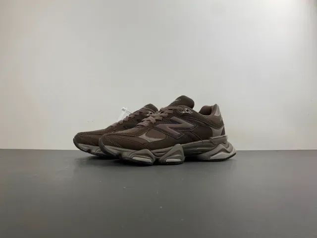 New Balance Tênis Chunky Marrom e Bege com Sola Multi-Camadas e Upper de Material Misto 10