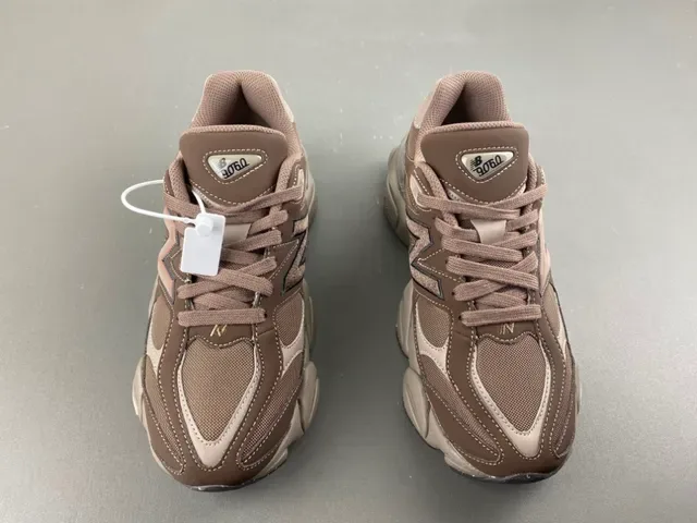 New Balance Tênis Chunky Marrom e Bege com Sola Multi-Camadas e Upper de Material Misto 11