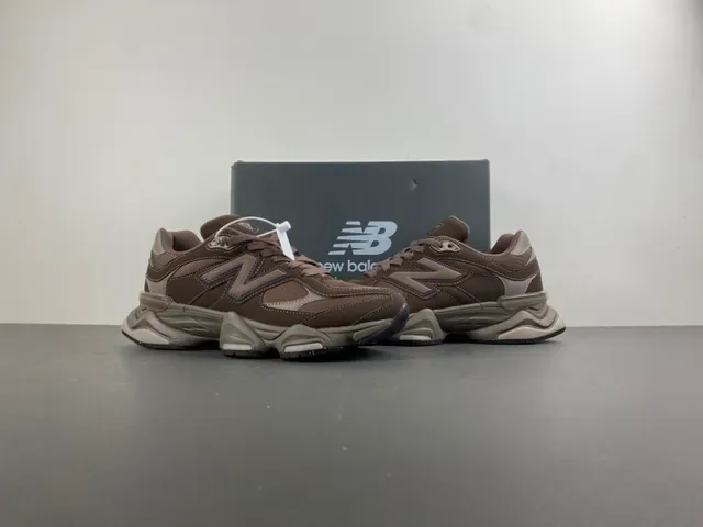New Balance Tênis Chunky Marrom e Bege com Sola Multi-Camadas e Upper de Material Misto 12