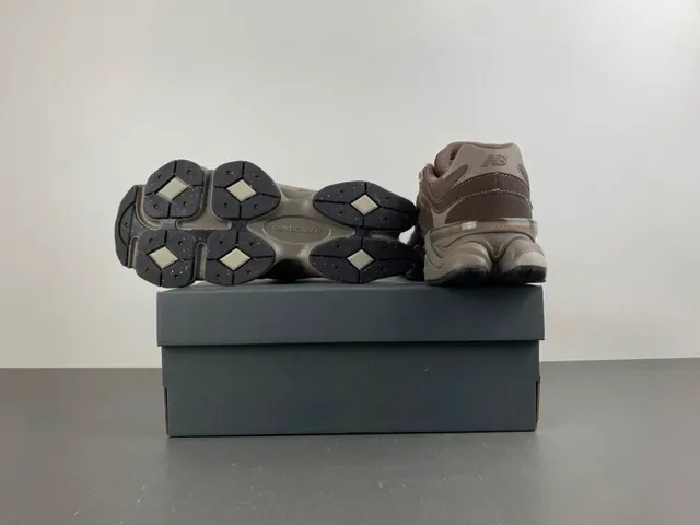 New Balance Tênis Chunky Marrom e Bege com Sola Multi-Camadas e Upper de Material Misto 14