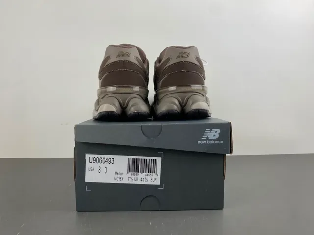 New Balance Tênis Chunky Marrom e Bege com Sola Multi-Camadas e Upper de Material Misto 15