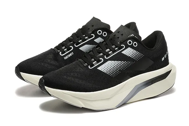 New Balance Elite Noir Beige Haut en Knit Engineered Géométrique Sculpté Chaussures de Course 3