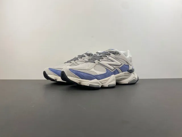 New Balance Tênis Cinza Azul Silhueta Malha e Camurça com Sobreposição Grossa 10