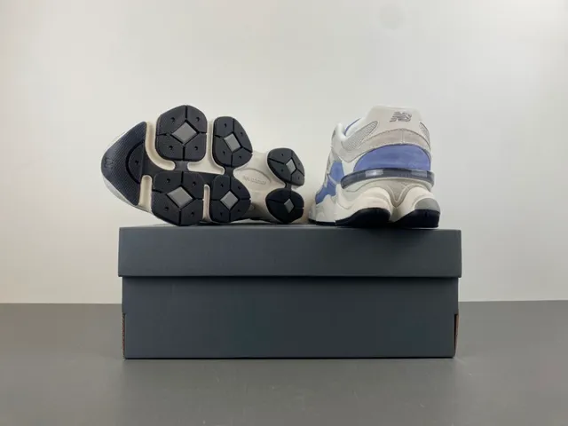 New Balance Tênis Cinza Azul Silhueta Malha e Camurça com Sobreposição Grossa 16