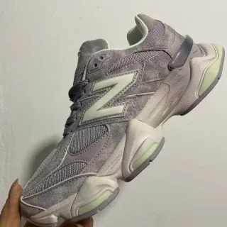 New Balance أحذية رياضية رمادية وخضراء وسط كعب جلد وشبكة علوية سكيكرز كثيفة