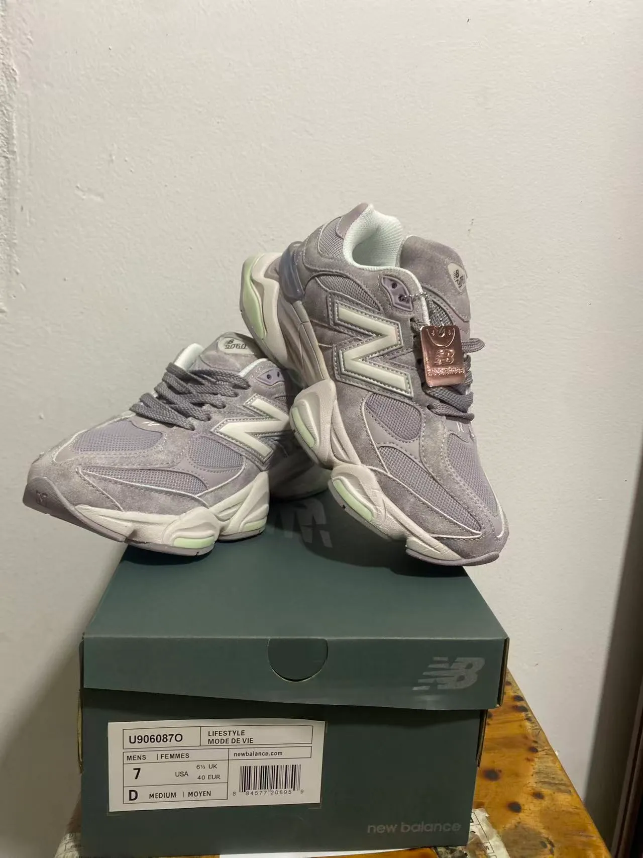 New Balance أحذية رياضية رمادية وخضراء وسط كعب جلد وشبكة علوية سكيكرز كثيفة 2