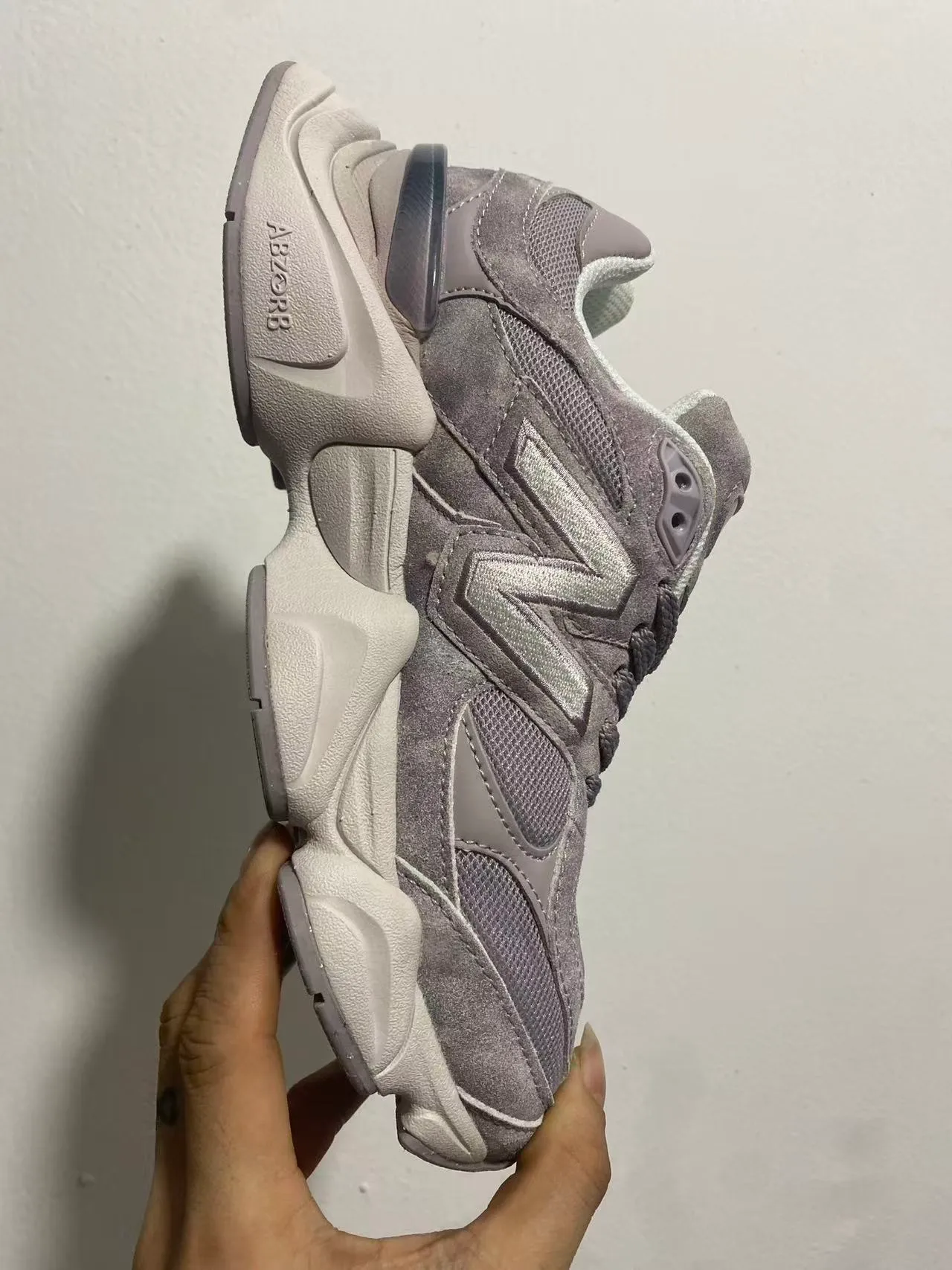 New Balance أحذية رياضية رمادية وخضراء وسط كعب جلد وشبكة علوية سكيكرز كثيفة 3