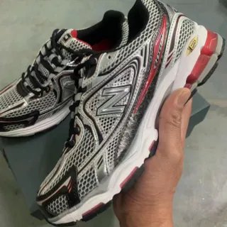 New Balance أحذية ركض رمادية وحمراء شبكية وصناعية مع بناء طبقات انعكاسية فضية علوية