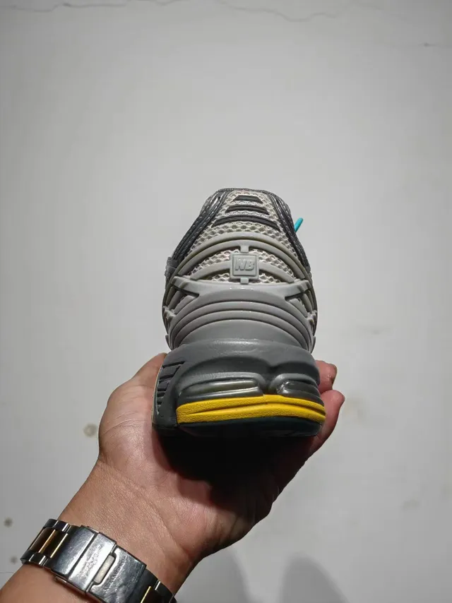 New Balance Gris Amarillo Malla Superior Superposición de Cage Sintético Zapatos de Running 4