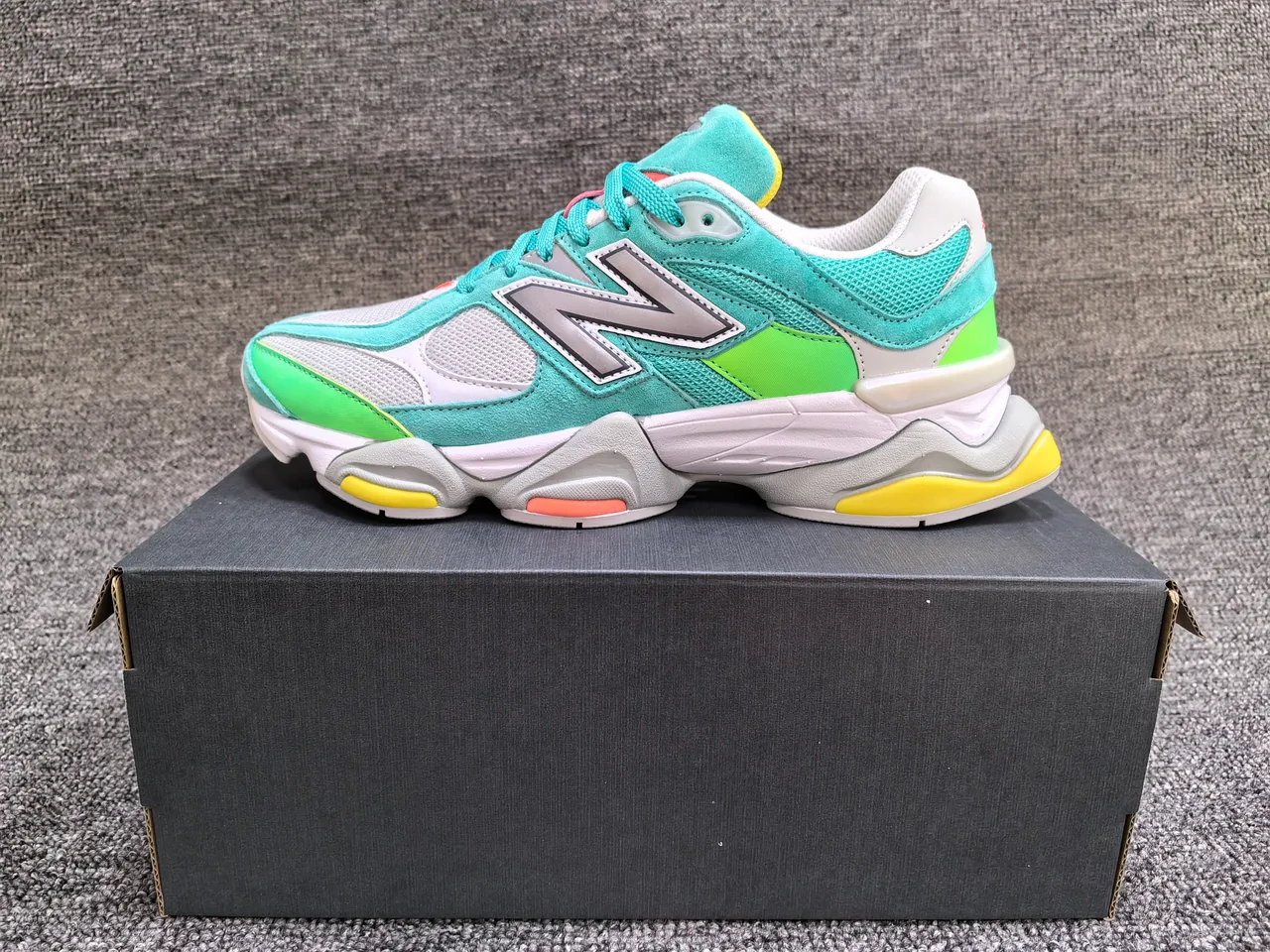 New Balance Multicolore Semelle Multicouche Maille Et Daim Supérieur Sneakers Chunky 1