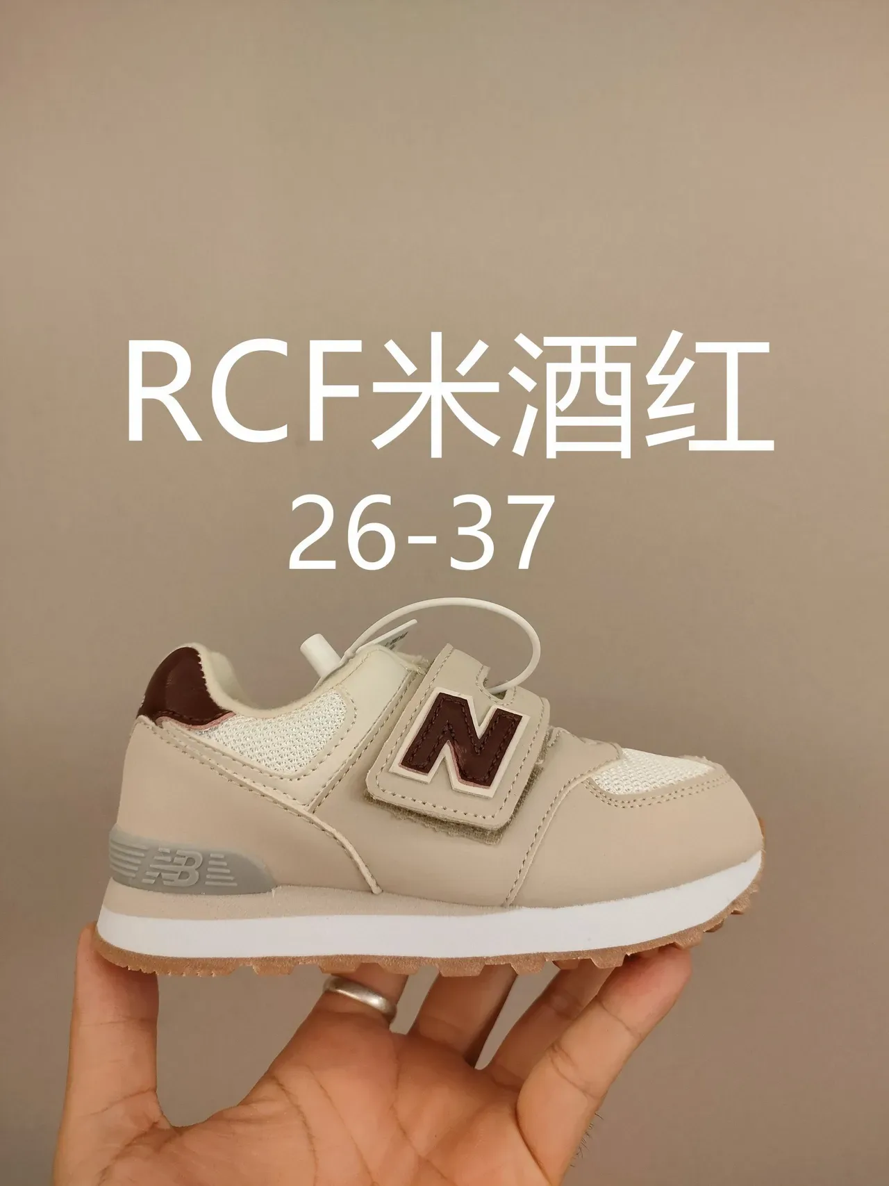 New Balance Tênis Lifestyle Rosa Branco com Tirante Velcro, de Baixo 2