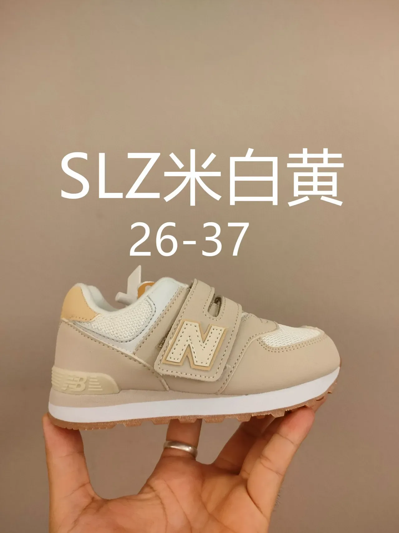 New Balance Tênis Lifestyle Rosa Branco com Tirante Velcro, de Baixo 3