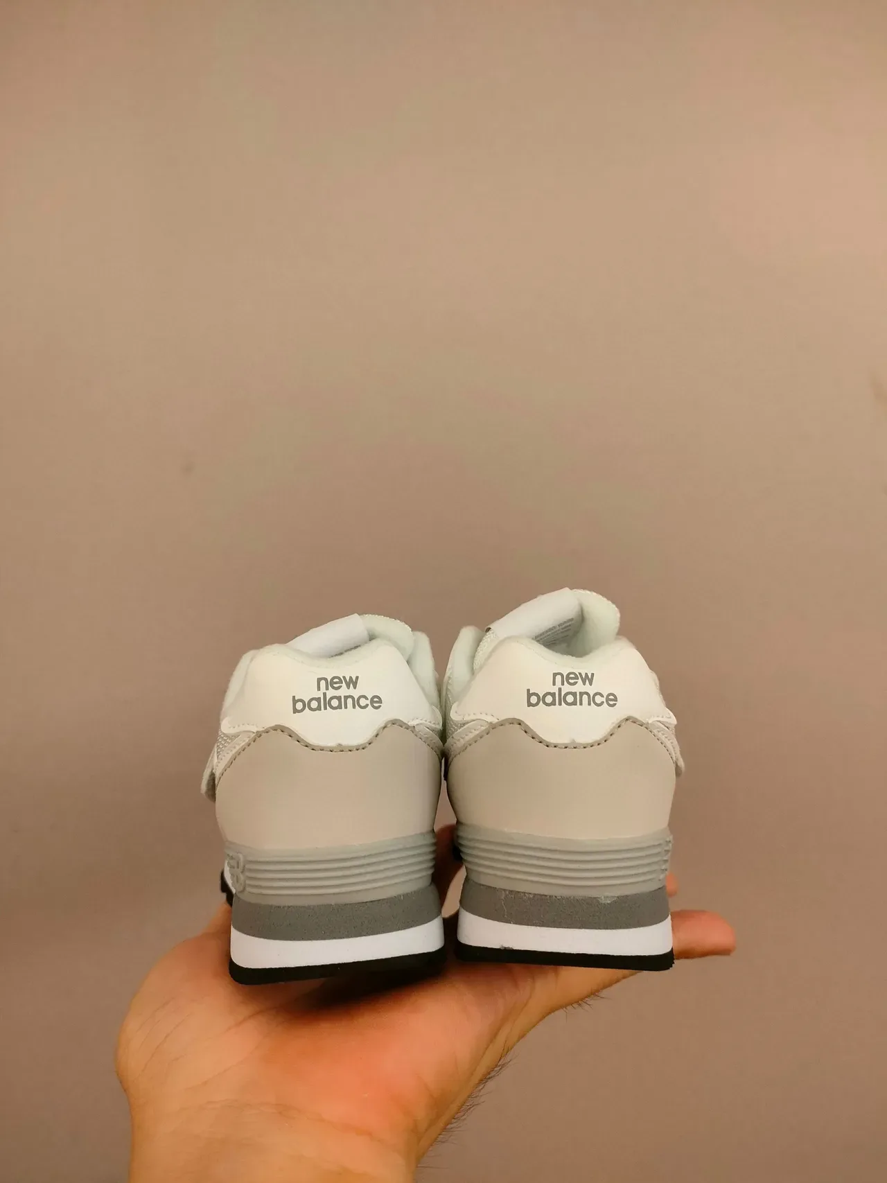 New Balance Tênis Lifestyle Rosa Branco com Tirante Velcro, de Baixo 10