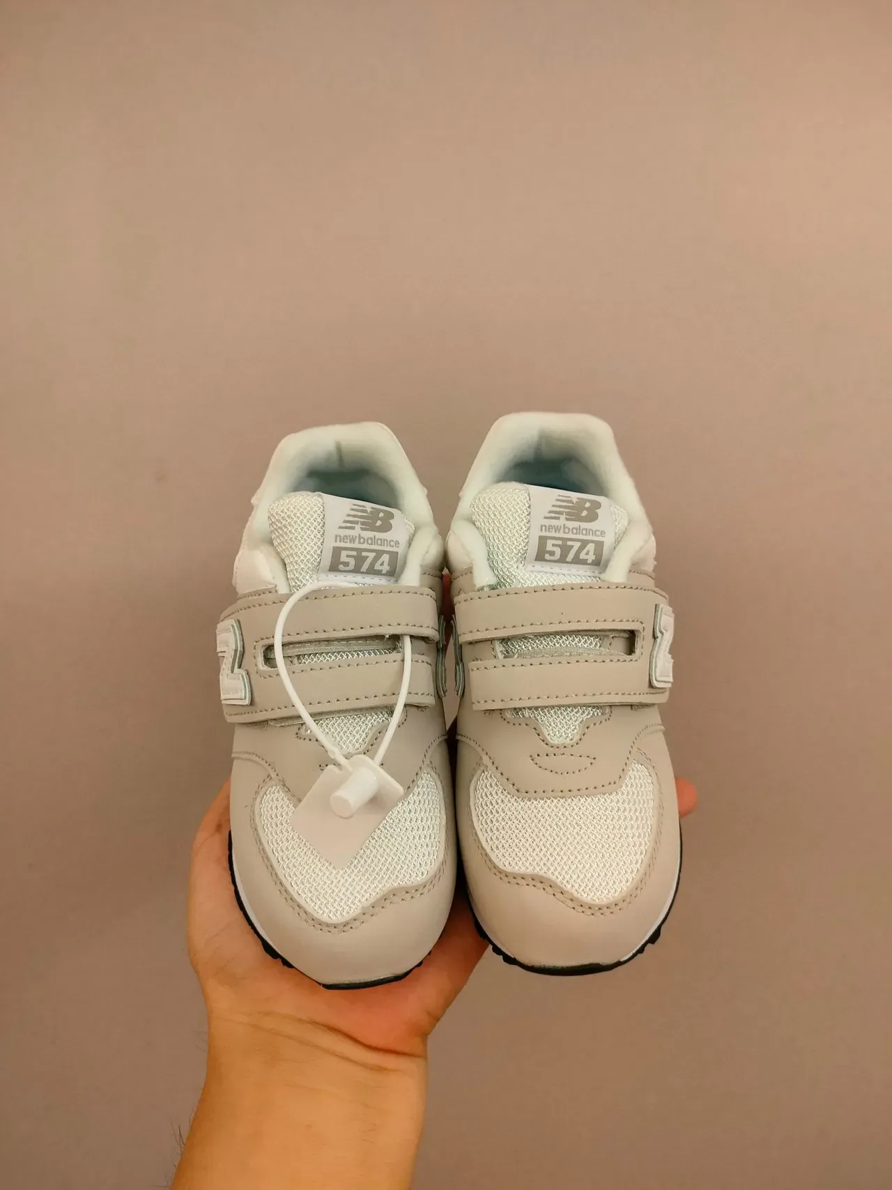 New Balance Tênis Lifestyle Rosa Branco com Tirante Velcro, de Baixo 13