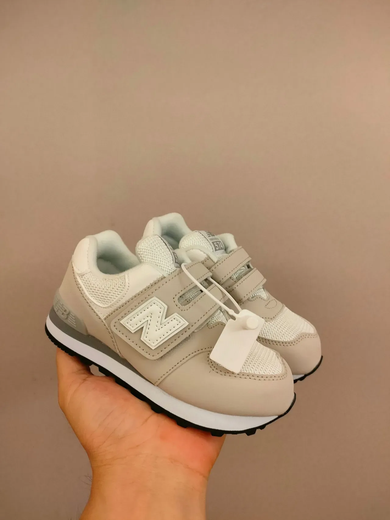 New Balance Tênis Lifestyle Rosa Branco com Tirante Velcro, de Baixo 15
