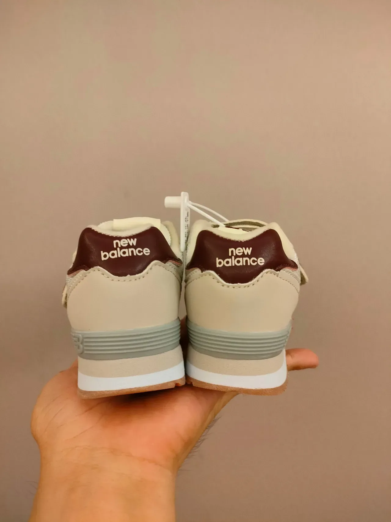 New Balance Tênis Lifestyle Rosa Branco com Tirante Velcro, de Baixo 16