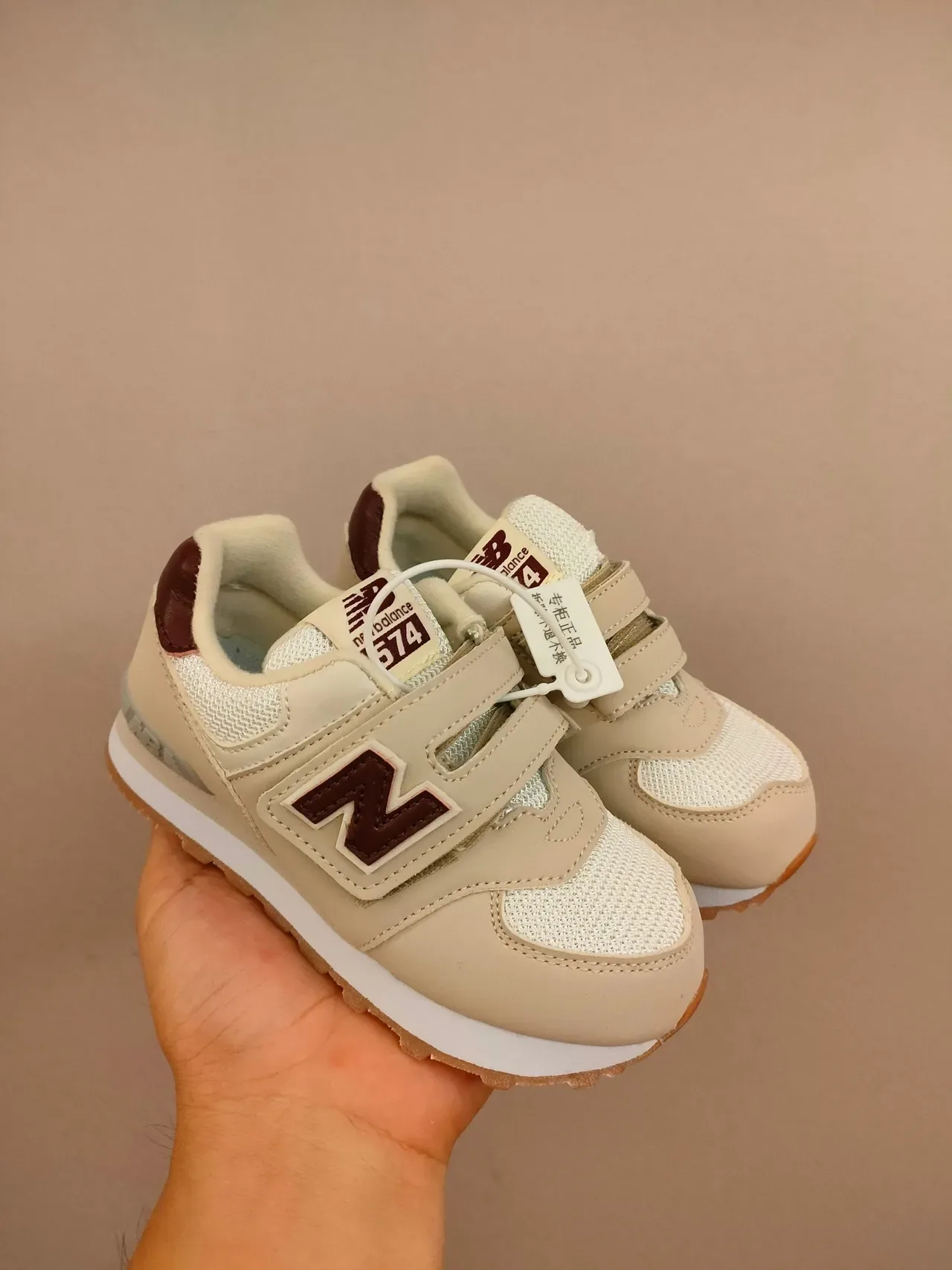 New Balance Tênis Lifestyle Rosa Branco com Tirante Velcro, de Baixo 17