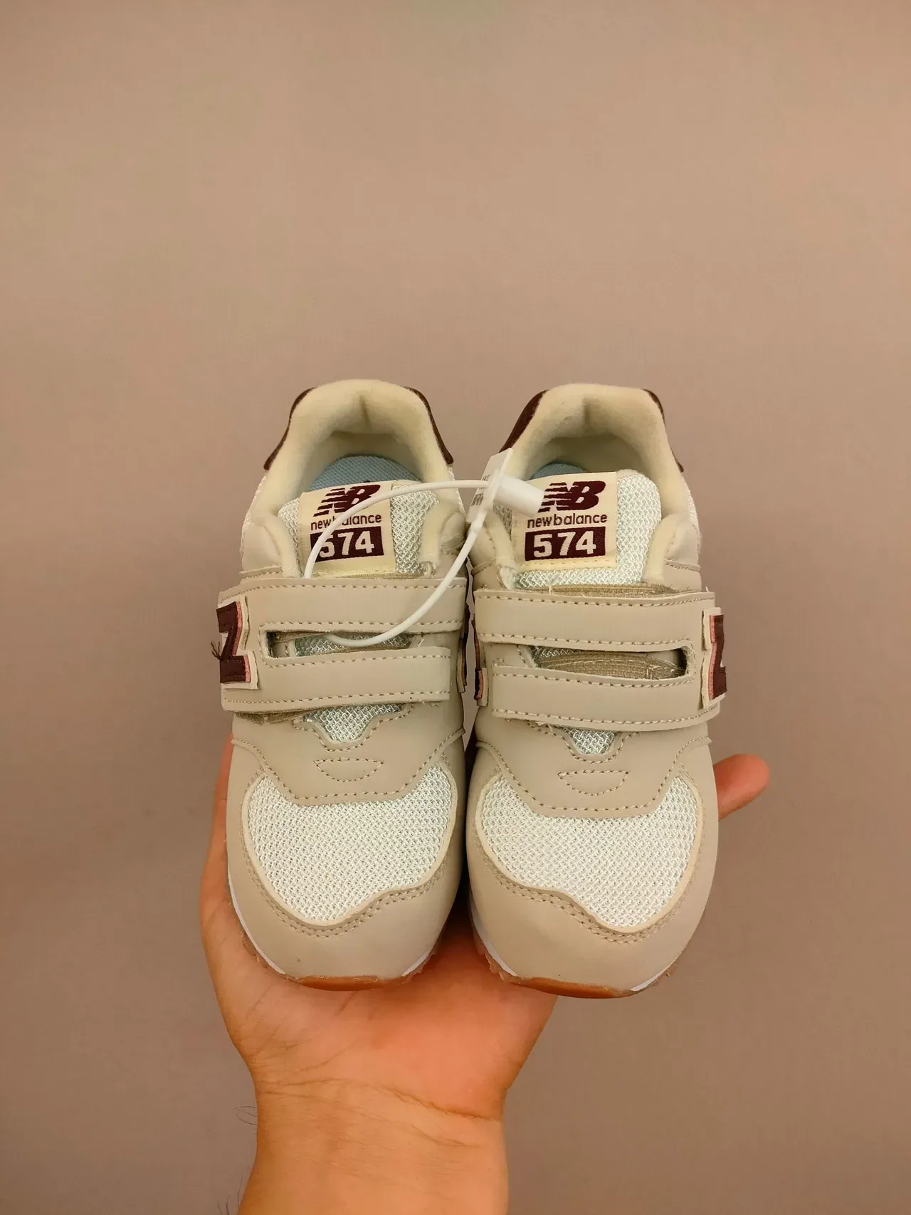 New Balance Tênis Lifestyle Rosa Branco com Tirante Velcro, de Baixo 18