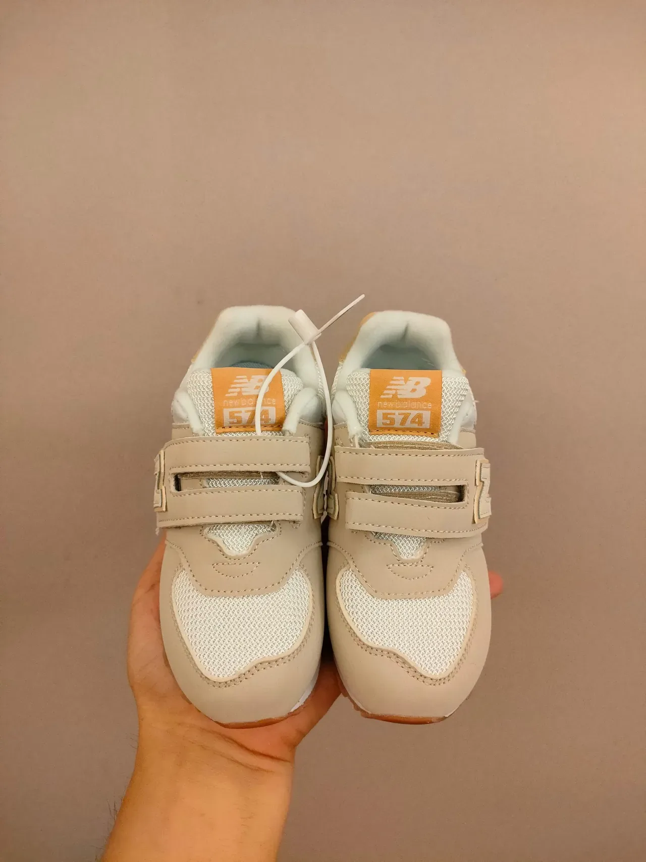 New Balance Tênis Lifestyle Rosa Branco com Tirante Velcro, de Baixo 19