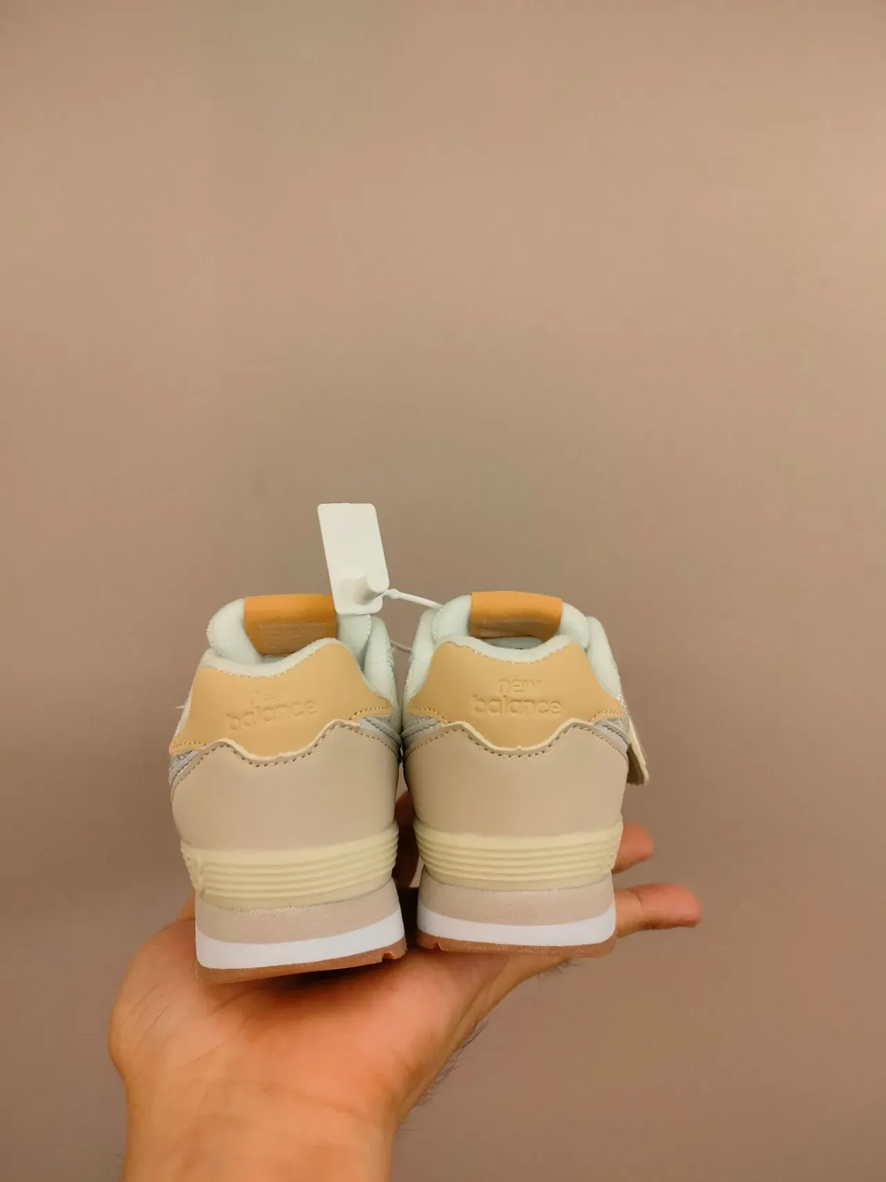 New Balance Tênis Lifestyle Rosa Branco com Tirante Velcro, de Baixo 20