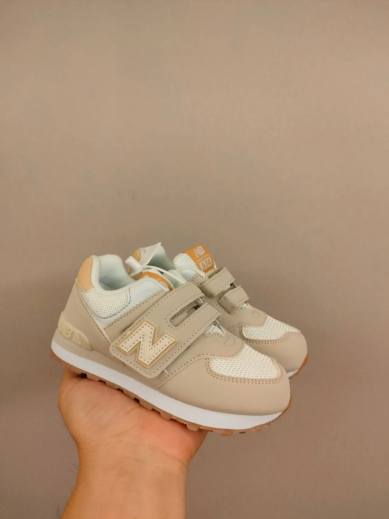 New Balance Tênis Lifestyle Rosa Branco com Tirante Velcro, de Baixo 23