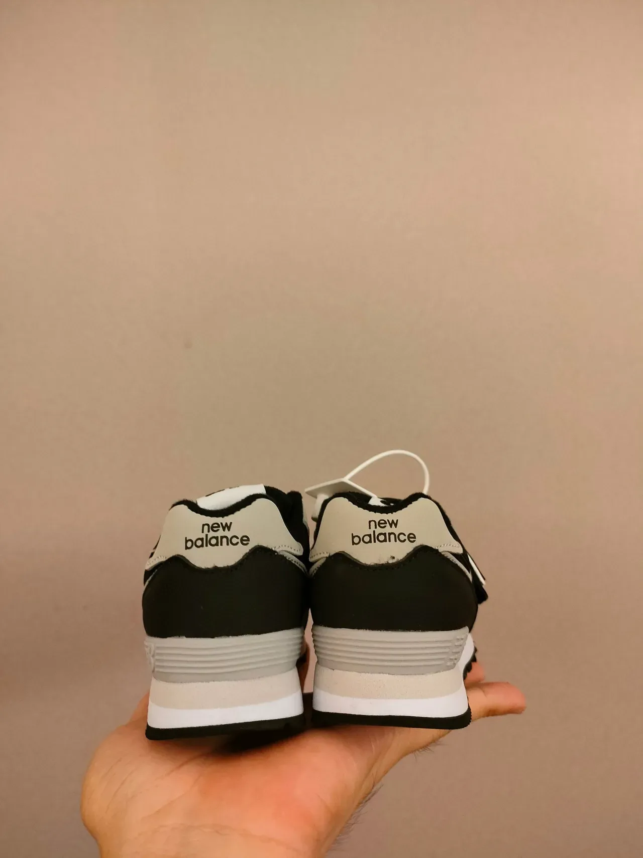 New Balance Tênis Lifestyle Rosa Branco com Tirante Velcro, de Baixo 24